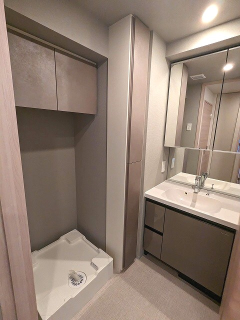 プライムアーバン浅草テラスの洗面所|トイレとは独立した洗面室です
