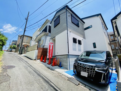 【外観】 | ☆勾配天井リビング×開放感×収納充実☆仲介手数料不要／小中学校・幼稚園・保育園至近／藤沢市下土棚 | 陽当たり良好！交通量の少ない前面道路です。全室掃き出し・腰高窓にはシャッターが付きます！もちろん全窓網戸付きです♪建物完成につきご見学可能です☆