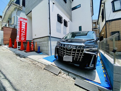 【駐車場】 | ☆勾配天井リビング×開放感×収納充実☆仲介手数料不要／小中学校・幼稚園・保育園至近／藤沢市下土棚 | 普通車なら対応可のカースペース。（写真はアルファード）