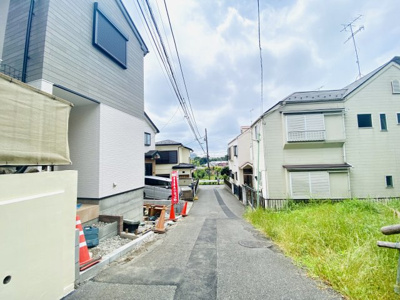 【前面道路含む現地写真】 | ☆勾配天井リビング×開放感×収納充実☆仲介手数料不要／小中学校・幼稚園・保育園至近／藤沢市下土棚 | 交通量の少ない前面道路です。向かい側には建物が無く緑が広がっております。