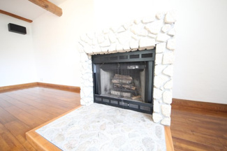 【設備】 | 大津市北小松1552-5　戸建 | 実用とインテリアを兼ねた暖炉