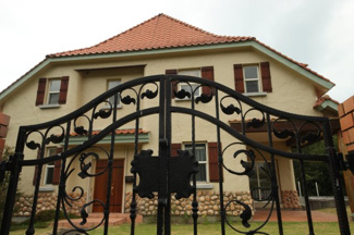 【外観】 | 大津市北小松1552-5　戸建 | 門越しの建物外観