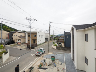 【展望】 | 【穏やかな街並みの眺望】
バルコニーから見える穏やかな街並み
爽やかな風と柔らかく降り注ぐ陽光を感じて頂けます。心地良い開放感が暮らしにゆとりと充足感をもたらします