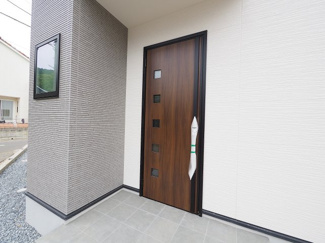 【エントランス】 | 【エントランス】
玄関ドアはお洒落な色を採用
日々の帰宅も今とは違う空間に