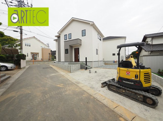 【前面道路含む現地写真】 | 【前面道路】
前面道路は毎日の駐車の出し入れで大事なポイントです！
車種によっても便利・不便がありますのでご確認ください♪