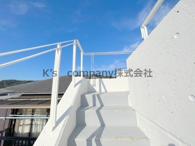 横須賀市芦名2丁目　中古戸建の外観|スカイバルコニーへの外階段
