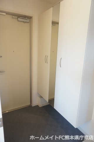 熊本市東区長嶺東５丁目のアパートの玄関