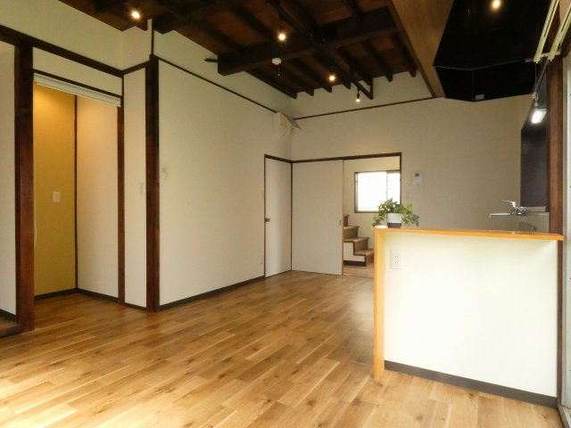 【居間・リビング】 | リノベーション済み！カフェ風の内装です。