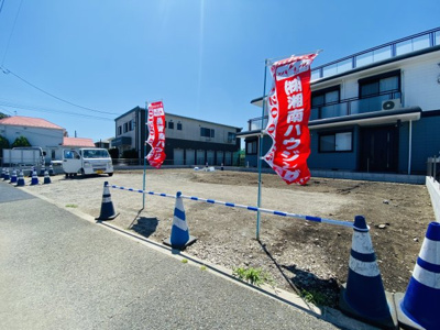 【前面道路含む現地写真】 | ☆整形地×建築条件なし×陽当たり☆仲介手数料不要／藤沢市遠藤建築条件なし売地 | 陽当りの良い整形地２区画分譲！歩道のある安心道路に面してます。ご希望のハウスメーカーで建築して頂けます♪想い描いたマイホームを！