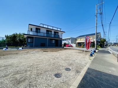 【前面道路含む現地写真】 | ☆整形地×建築条件なし×陽当たり☆仲介手数料不要／藤沢市遠藤建築条件なし売地 | 陽当りの良い整形地２区画分譲！歩道のある安心道路に面してます。ご希望のハウスメーカーで建築して頂けます♪想い描いたマイホームを！
