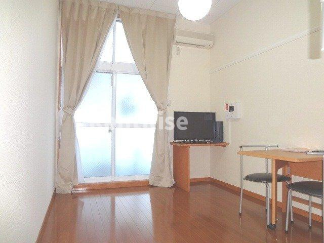 レオパレスＳ＆Ｔの居間・リビング|机は用途に合わせて折りたたみ可能！