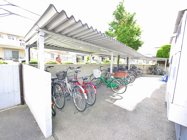 コーポ大安寺のその他共用部分|ゆったりとした駐輪スペース。