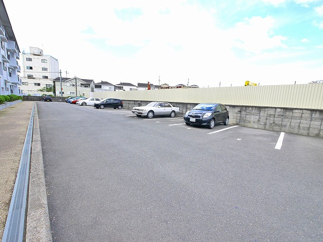 コーポ大安寺の駐車場|駐車場があるので、車を買う予定の方も安心です