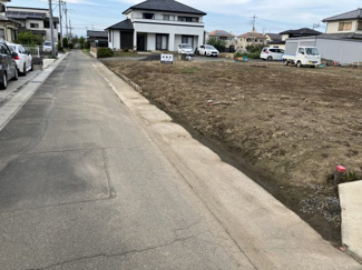 【前面道路含む現地写真】 | 西から見た物件の外観です
