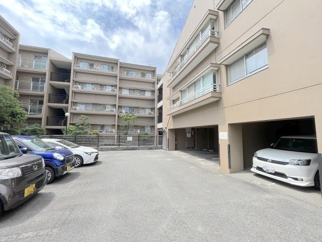 ロワールマンション長丘の駐車場
