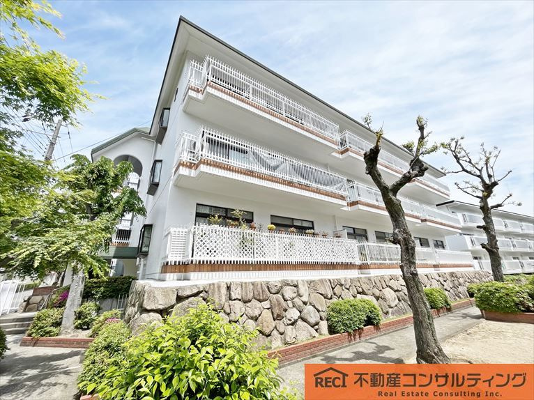 御影野村ハイツF棟の外観