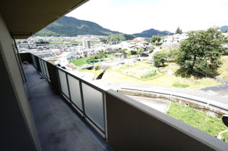 【展望】 | 【3WAYバルコニー】
3部屋とリビング全面が接する超ロングワイドバルコニー。
前面の建物が邪魔することなくよく陽が当たり、お洗濯物もすぐ乾きそう！
エアコンの室外機や荷物を置いても充分広そう！