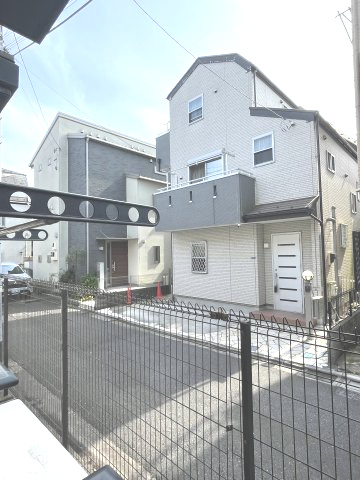 ドミールヒロセの展望|正面の道路は行き止まりで交通量は非常に少ない♪