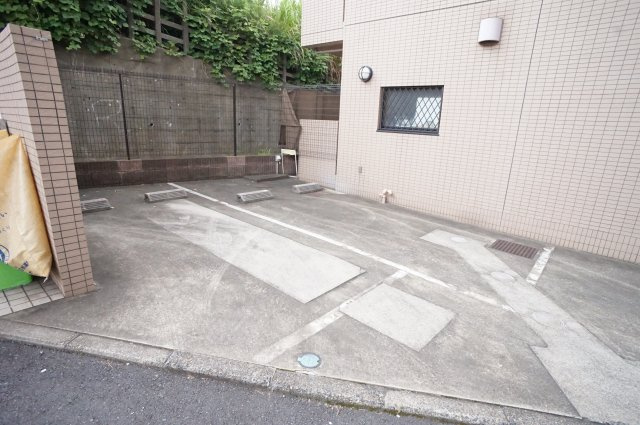 az haus(アーツェットハウス)の駐車場