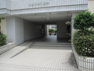 【エントランス】 | ハイツサンコー | 落ちついた外観にマッチしたエントランスです