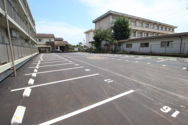 都城市千町の賃貸マンションの駐車場|車をお持ちの方に嬉しい駐車場付きの物件です