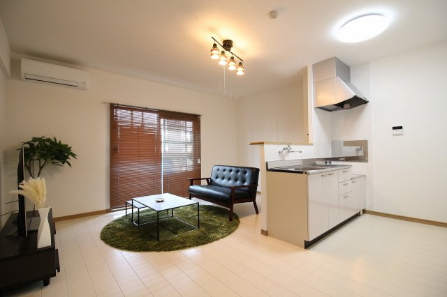 都城市千町の賃貸マンションの居間・リビング