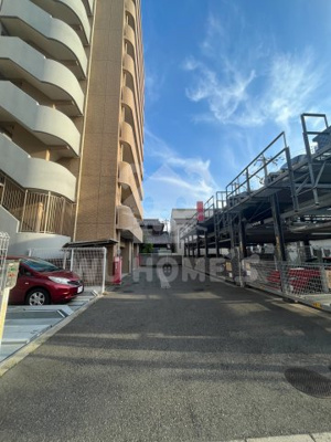 【駐車場】 | WGB江坂 | 駐車場に車を止められます