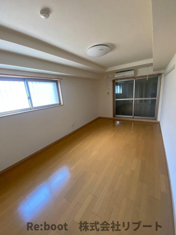 船橋市本郷町の賃貸マンションの居間・リビング