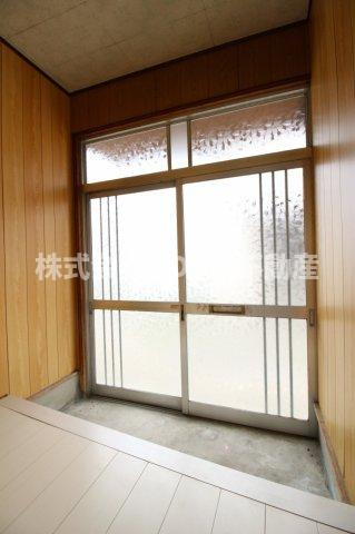 コスモスハウスのエントランス|明るい和室です