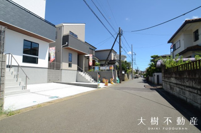 【前面道路含む現地写真】 | 海老名市国分寺台１丁目　新築戸建て　全２棟　【仲介手数料無料】 | 前面道路含む現地写真です