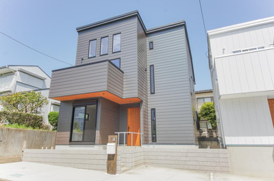 【外観】 | ◆整形地・南道路！LDK20帖♪車2台可etc◆藤沢市大庭A号棟 | A号棟：4980万円／クールなカラーリングはデザイン性があり、落ち着きながらも存在感のある外観に仕上がっております。