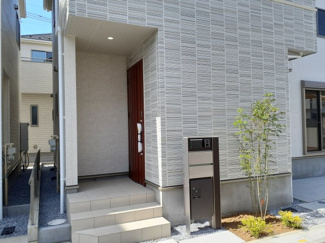 【外観】 | 玄関周りもおしゃれです　宅配ボックス付き