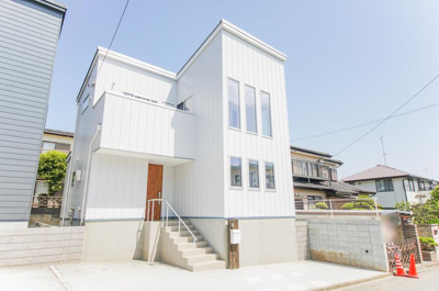 【外観】 | ◆整形地・南道路！陽当たり抜群!LDK20帖etc♪車２台可◆藤沢市大庭B号棟 | B号棟：４９８０万円／眩しいくらいに清潔感溢れるホワイトカラーは明るいイメージで人を招き入れます！