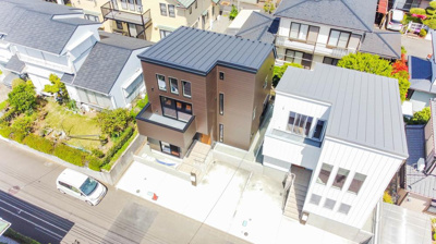 【前面道路含む現地写真】 | ◆整形地・南道路！陽当たり抜群!LDK20帖etc♪車２台可◆藤沢市大庭B号棟 | B号棟は右側です。