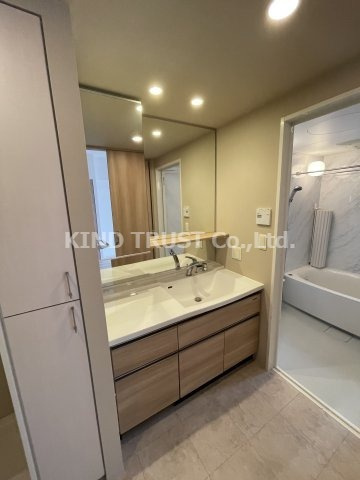 ファインフラッツ南森町の洗面所|明るい洗面所です