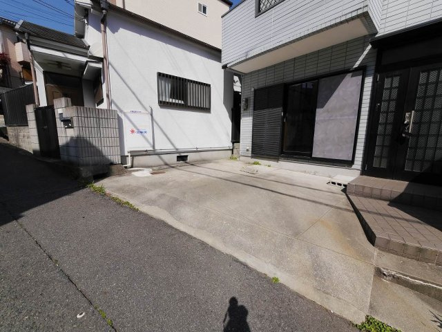 重池町１丁目貸家の駐車場
