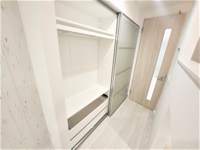 船橋市前原西２丁目の賃貸マンションの収納|洋室の収納　ガラス張りの扉！たくさん収納できます