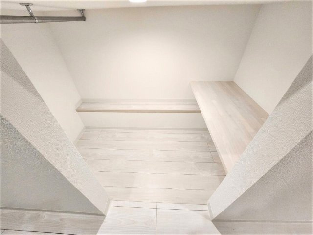 船橋市前原西２丁目の賃貸マンションの設備|フュージョンの下部　照明２つとコンセントもあります　デスクワークスペースとしても使用可