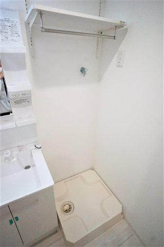 船橋市前原西２丁目の賃貸マンションのその他|洗濯機置き場の上にも棚があります