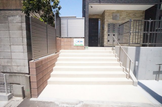 船橋市前原西２丁目の賃貸マンションのエントランス