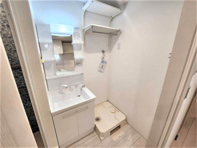 船橋市前原西２丁目の賃貸マンションの独立洗面台|洗濯機置場の上部には備え付けの移動棚あり　洗面台はシャワー付き！