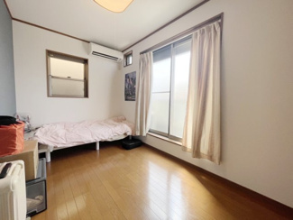 【洋室】 | 大東市諸福3丁目　戸建 | 夜も落ち着いて休息できる環境が整っており、お部屋も丁寧に使用されておりますのでコンディション良好です！