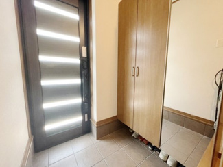 【玄関】 | 大東市諸福3丁目　戸建 | 1階：玄関　大型シューズボックスを完備しており、家族全員の靴をすっきり収納できそうです！
帰宅時も圧迫感なく開放的なスペースです！