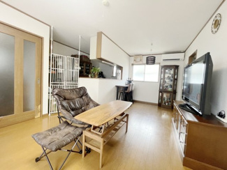 【居間・リビング】 | 大東市諸福3丁目　戸建 | ２階：LDK15帖　約15帖のリビングで、キッチンから室内全体を見渡せる使いやすい間取りです！