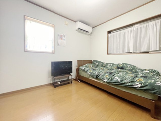 【洋室】 | 大東市諸福3丁目　戸建 | 家族の生活スペースと離れた洋室は、独立性が高く静かなプライベート空間です！