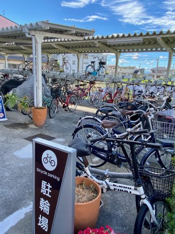 シィダ―ヴィレッジのその他共用部分|建物奥に駐輪場