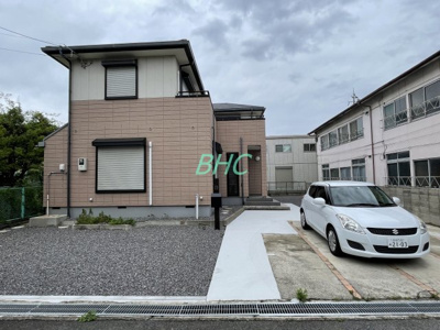 【外観】 | 草津市西渋川２丁目 | 爽やかな青空の下に贅沢なほどに降り注ぐ陽光、豊かな居住性と、クオリティが見事に調和した住空間は、住まうことの喜びを感じさせてくれます。