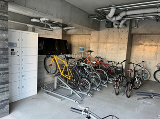 【その他共用部分】 | 屋内駐輪場です！雨風から自転車を守ります！