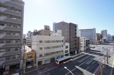 【展望】 | 【上質リノベ】ダイアパレス宝町 | 【眺望】
都会の風景ですね！
本物件は中心地にありながら、これだけの景色や青空を堪能できる
贅沢な物件です。
下は広い通りで、車の通行もそこそこありますが、
騒音と言えるほどの音ではないかもです。