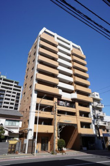 【外観】 | 【耐震性】
耐震性の高さを判断するポイントは、
建築確認申請日が1981年6月1日以降の
新耐震基準に適合しているかどうか。
震度６程度の大地震でも
建物が崩壊しないレベルが基準になりました。
